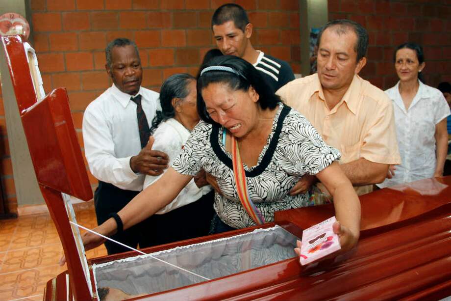 Familiares de Clisman Túquerres durante su sepelio realizado ayer. / Pilar Ruiz.
