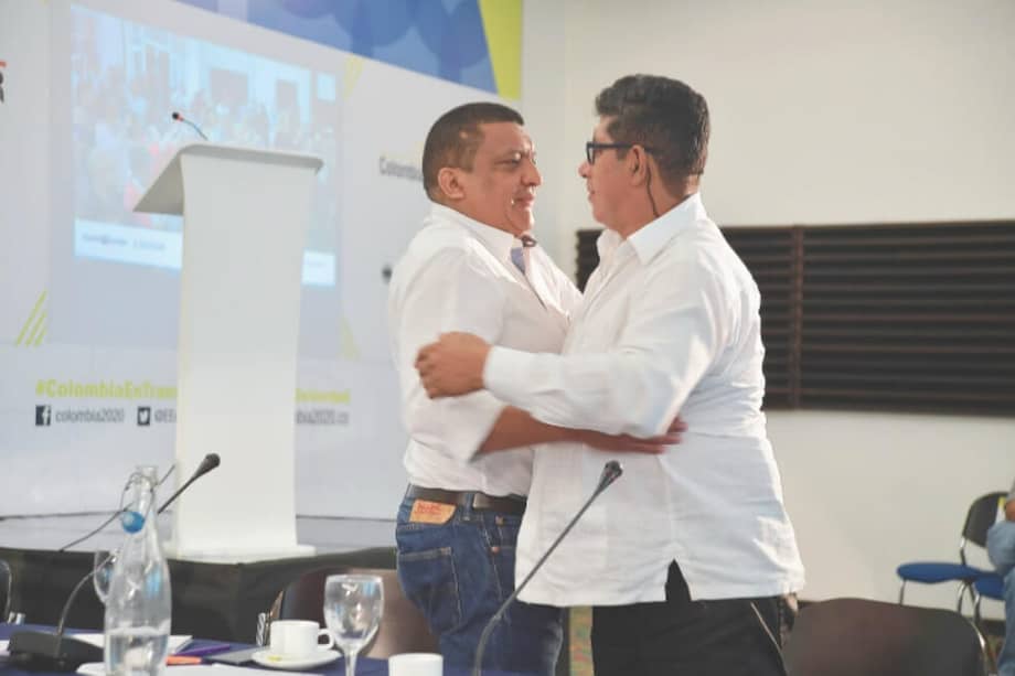 Abelardo Caicedo, del partido FARC, y Óscar Ospino, del colectivo Auc, se conocieron el 13 de junio en Valledupar. Hoy son amigos. / Óscar Pérez