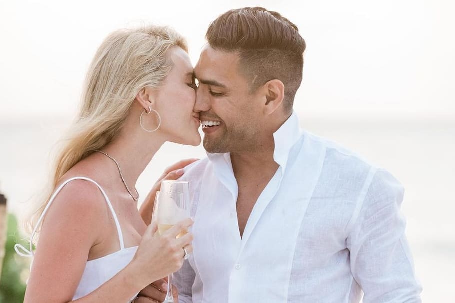 Falcao y Lorelei Tarón celebrando su nuevo compromiso.