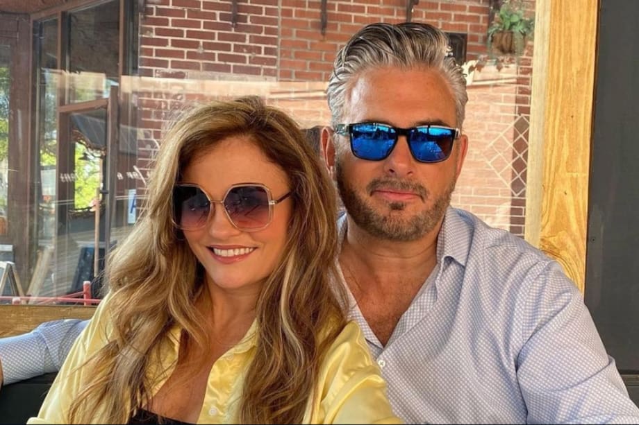 Aura Cristina Geithner y su hermano Harry, de 57 años, son hijos de Cristina Cuesta y Heriberto Geithner.