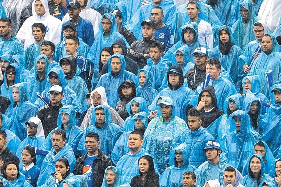Hinchas de Millonarios y América desafiaron el clima con tal de ver el clásico de la sexta jornada. / Mauricio Alvarado - El Espectador