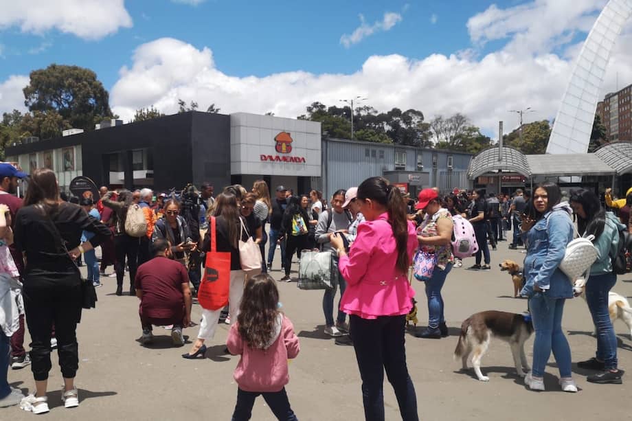 Personas en Corferias durante el temblor de este 17 de agosto.