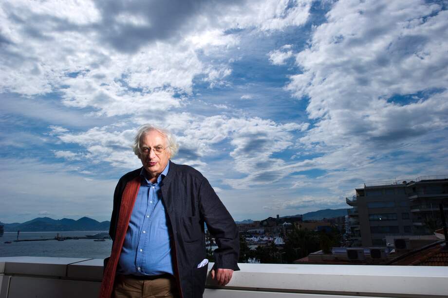 En esta foto de archivo tomada el 16 de mayo de 2010, el director francés Bertrand Tavernier posa durante el 63 ° Festival de Cine de Cannes.