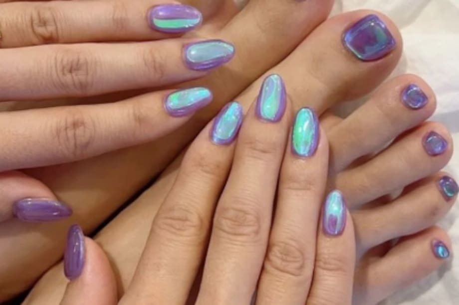 Este diseño es perfecto para aquellas que buscan un look delicado y femenino, pero a la vez moderno y original.