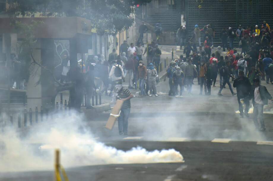 Manifestantes en Quito arman barricadas para enfrentar a la policía ecuatoriana. / AFP
