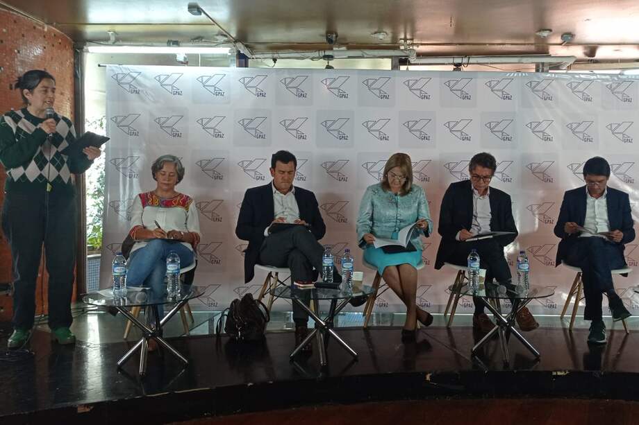 De izquierda a derecha: Rosa Inés Ospina (Sergio Fajardo), Rodrigo Lara, Aydee Lizarazo, Alejandro Gaviria, Camilo Romero y Jennifer Pedraza (Jorge Robledo).