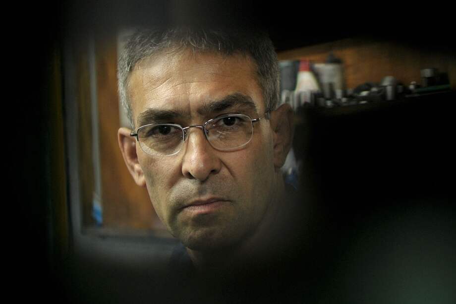 Una vez cada semana, Álvaro Mejía deja el taller donde trabaja para ir averiguar en la Fiscalía por su hijo./ Christian Garavito