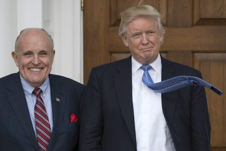 Rudolph Giuliani (izquierda), abogado de Donald Trump (derecha), dijo que "la verdad no es verdad". Eso resume uno de los retos modernos más difíciles que enfrentan nuestras sociedades. / Foto: AFP