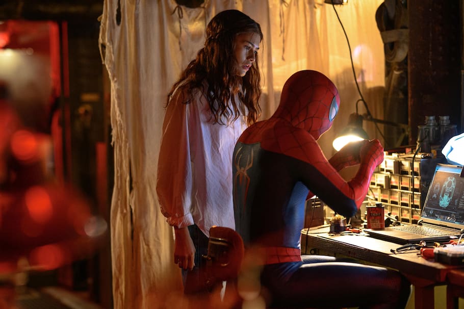 MADRID (ESPAÑA), 29/07/2026.- MJ (Zendaya) observa cómo trabaja Spider-Man en 'Spider-Man: Brand New Day'. Junto a Tom Holland, de nuevo Zendaya, en una aventura que se sitúa cuatro años después de los eventos de 'No Way Home', con Peter Parker adulto y viviendo solo, lejos de las personas que ama en este filme, que se estrena esta semana en todo el mundo. EFE/MARVEL/Jay Maidment // SOLO USO EDITORIAL/SOLO DISPONIBLE PARA ILUSTRAR LA NOTICIA QUE ACOMPAÑA (CRÉDITO OBLIGATORIO)