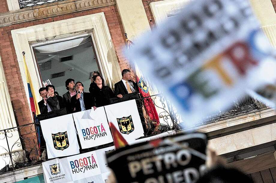 El alcalde de Bogotá, Gustavo Petro, durante uno de sus discursos desde el balcón principal del Palacio Liévano. / David Campuzano