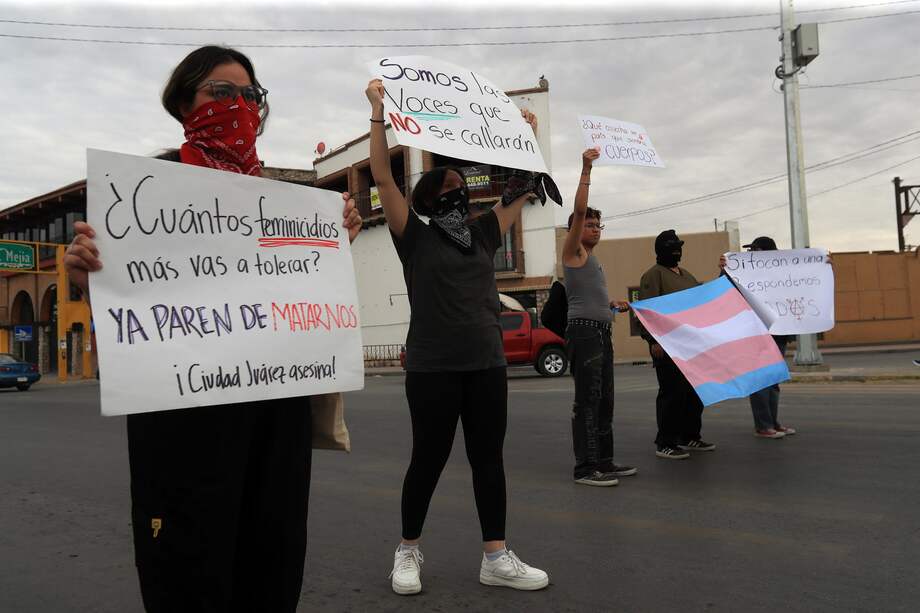 Varias mujeres protestan para exigir justicia ante la creciente ola de feminicidios este sábado, en Ciudad Juárez (México).