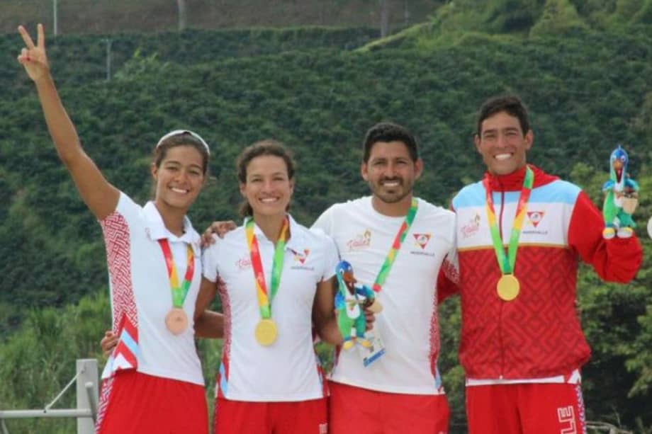 Integrantes de la delegación vallecaucana que lograron medallas este viernes en la prueba de Triatlón de los Juegos Nacionales Eje Cafetero 2023.
