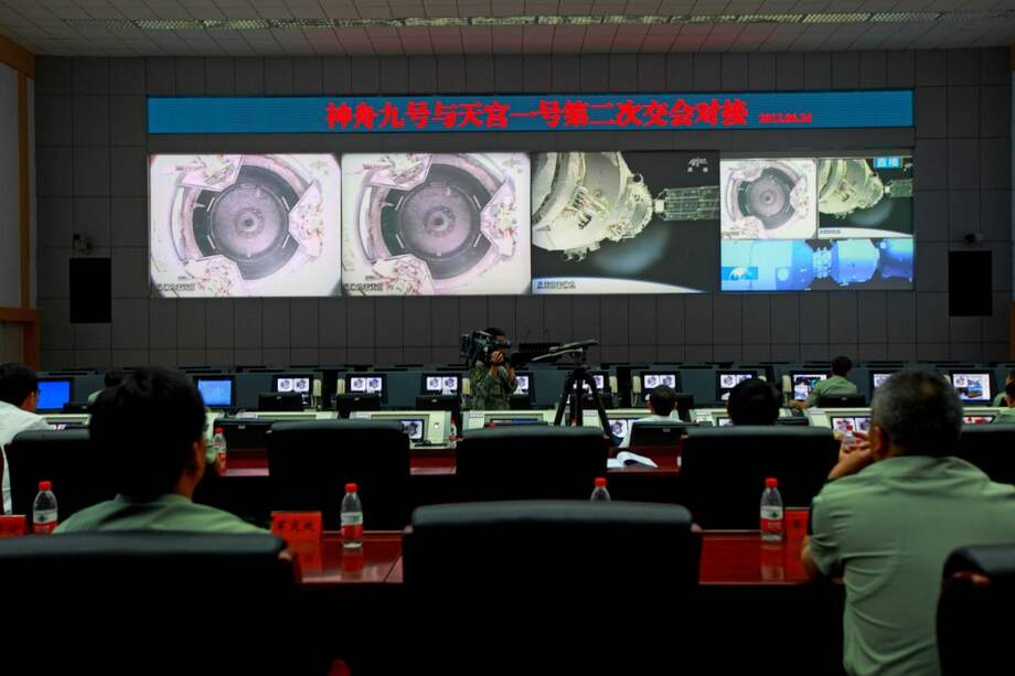 Técnicos chinos monitorean el comportamiento de la estación espacial desde el Jiuquan Space Centre. / AFP