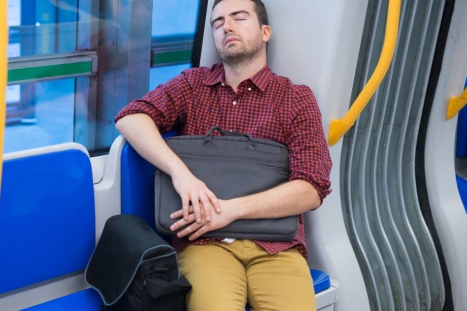 Hombre sentado en el autobus dormido