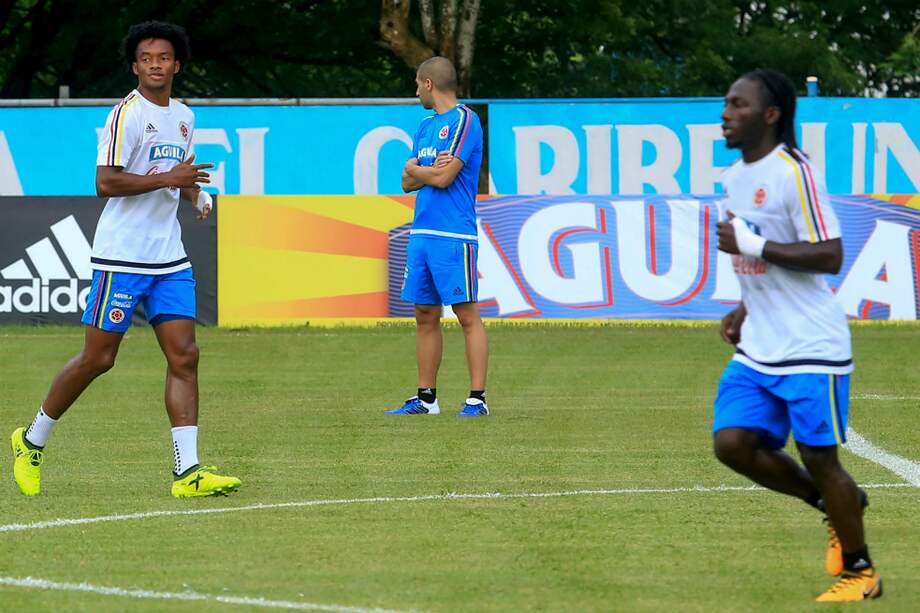 Juan Guillermo Cuadrado (i), este lunes, durante el entrenamiento de la selección colombiana en Barranquilla. / AFP