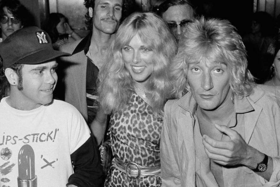 Elton John, Alana Hamilton y Rod Stewart, en una de las épicas fiestas de la discoteca Studio 54 de Nueva York. / Cortesía