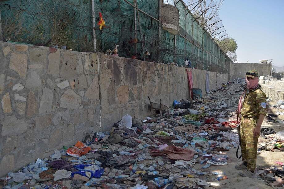 Un militante talibán hace guardia en uno de los puntos del aeropuerto de Kabul en donde se dieron los atentados.