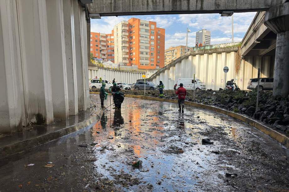 Durante casi una hora, la estructura vehicular se inundó luego de que las lluvias superaran la capacidad de las motobombas.