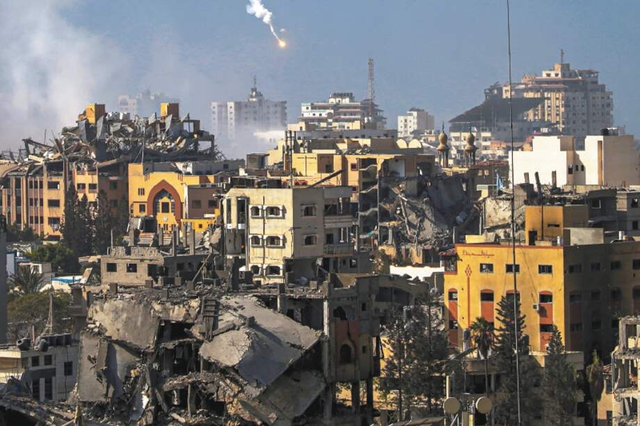 Humo de los combates entre Israel y Hamás, en el norte de Gaza. / EFE