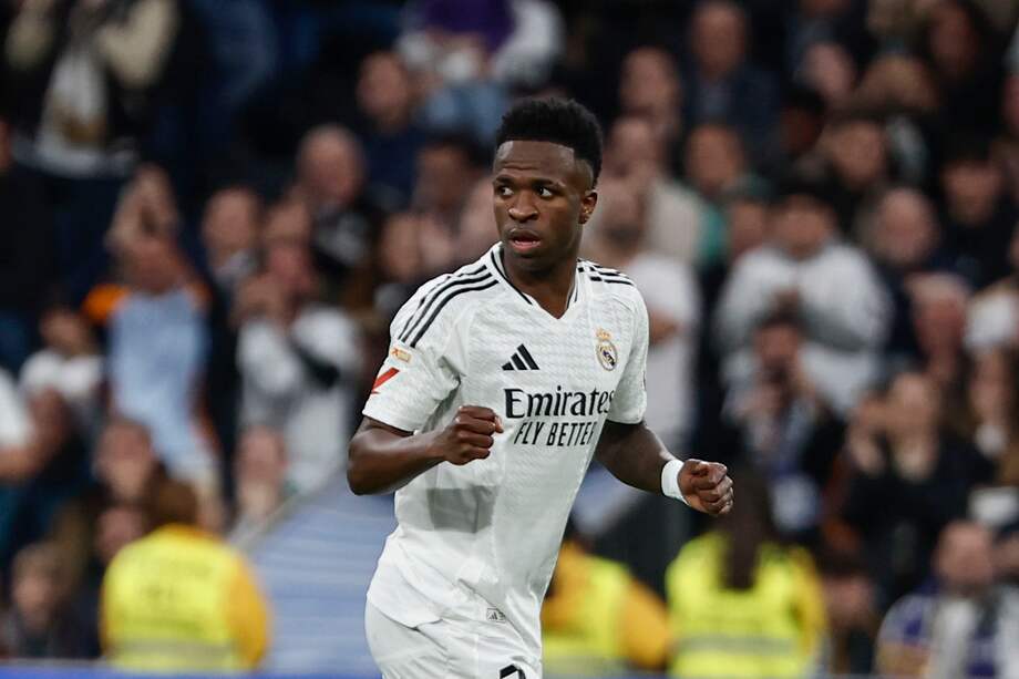 El delantero del Real Madrid Vinicius celebra un gol.