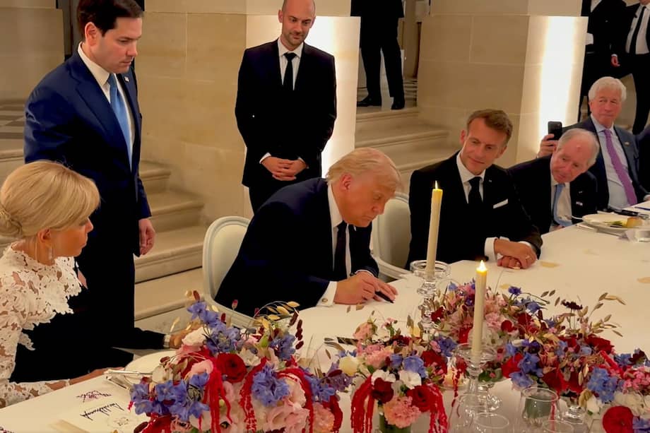 El presidente Donald Trump firma el acuerdo de entendimiento con Irán durante su vista a Versalles, Francia.