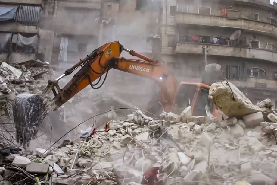 Más de 4.000 personas han muerto y miles más resultaron heridas después de que un gran terremoto de magnitud 7,8 sacudiera el domingo varias regiones de Siria y Turquía.