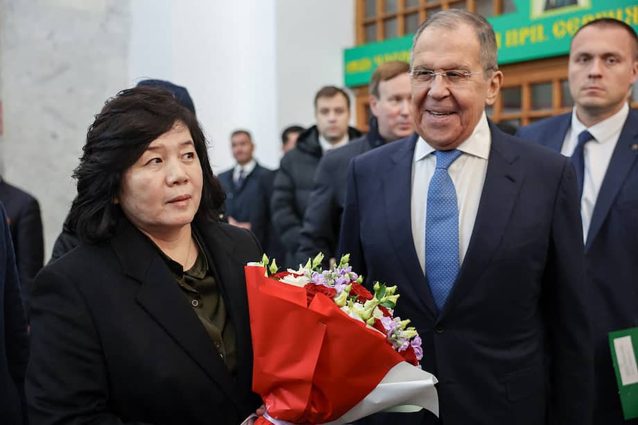 El ministro de Asuntos Exteriores de Rusia, Sergei Lavrov, y la ministra de Asuntos Exteriores de Corea del Norte, Choe Son Hui