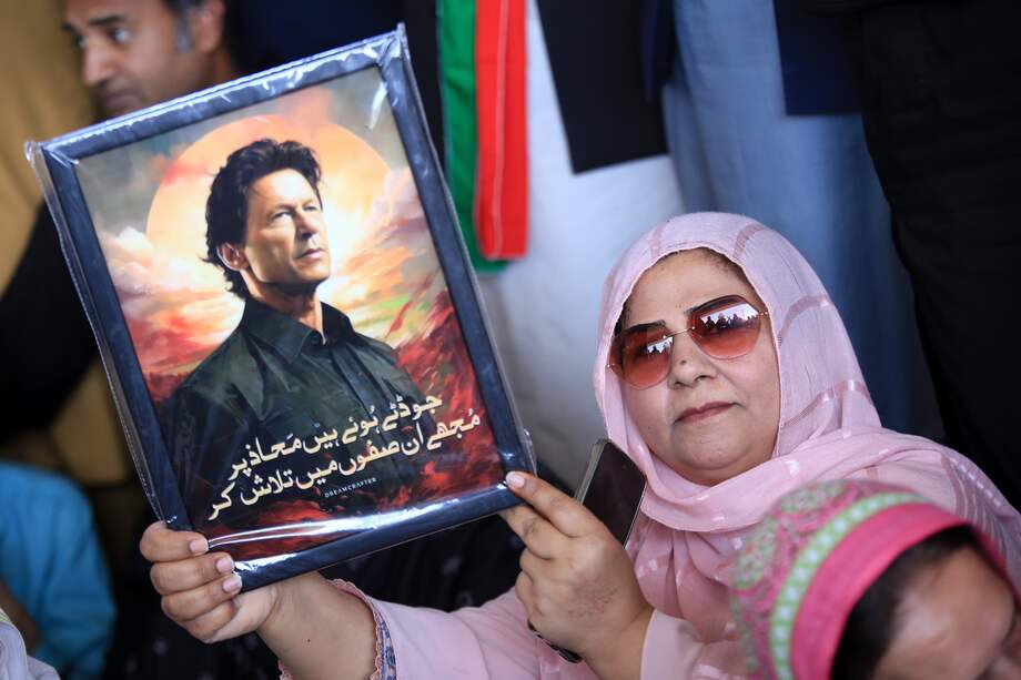 Partidarios del partido opositor Pakistan Tehreek-e-Insaf (PTI) sostienen una fotografía del fundador del PTI, el ex primer ministro Imran Khan.