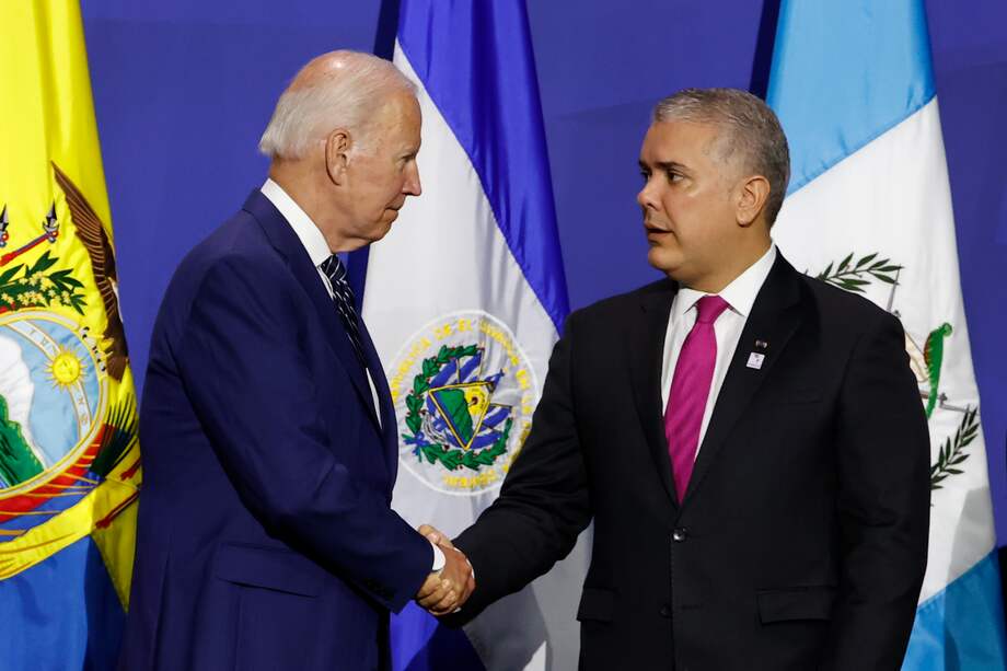 El presidente de Estados Unidos, Joe Biden, y el presidente de Colombia, Iván Duque, durante la ceremonia de firma de la "Declaración de Los Ángeles sobre migración y protección", durante la Cumbre de las Américas, en el Centro de Convenciones de Los Ángeles, California (EE.UU.).