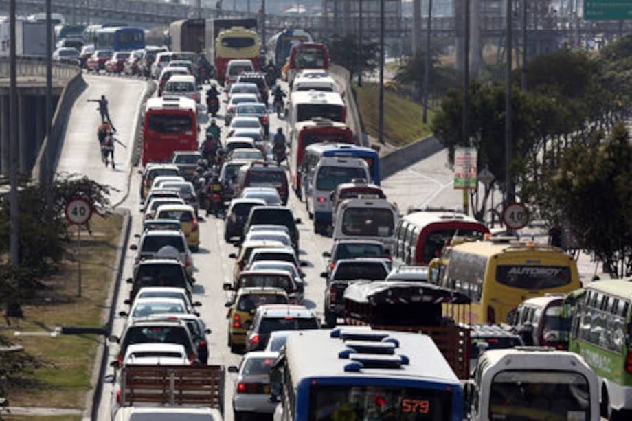 La propuesta del pico y placa durante el plan retorno en días festivos será discutida este sábado 4 de enero en el consejo de seguridad y gobierno junto a la alcaldesa de Bogotá, Claudia López, y el gobernador de Cundinamarca, Nicolás García. / Archivo El Espectador
