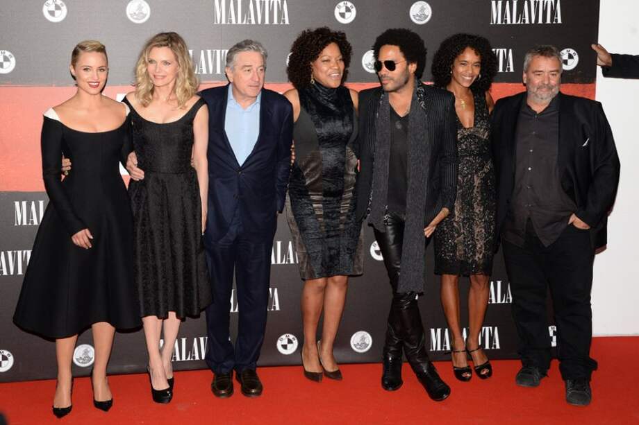 Dianna Agron, Michelle Pfeiffer, Robert De Niro y su esposa Grace Hightower, el cantante Lenny Kravitz, Virginie Silla y su esposo Luc Besson posan en París.