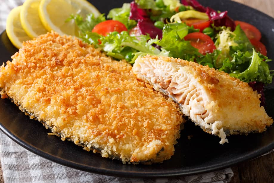 Sirves este pescado crocante con ensalada o con arroz de coco y patacones.