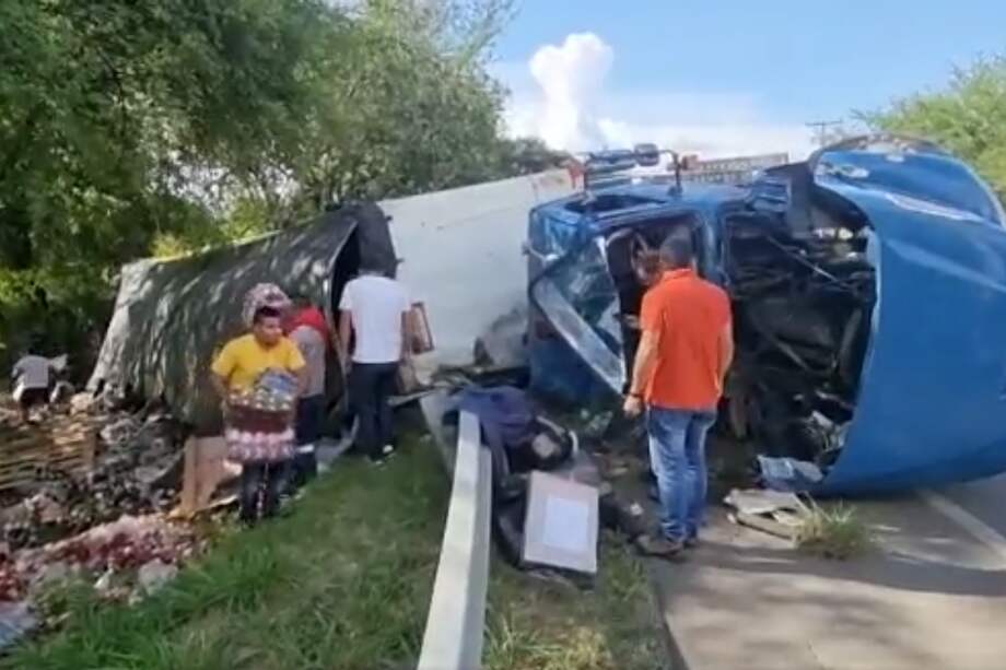 El conductor de la tractomula fue trasladado a un centro asistencial.