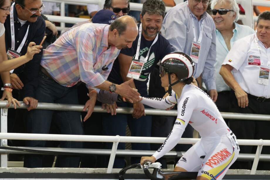 Martha Bayona celebra la medalla de plata en la Copa Mundo. / Fedeciclismo