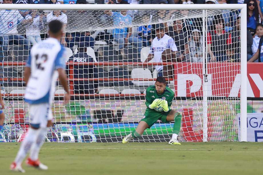 El arquero colombiano salió lesionado tras una fuerte entrada de Adalberto Carrasquilla en el duelo frente a Pumas. La decisión arbitral encendió las críticas y dejó molestia en Cruz Azul.