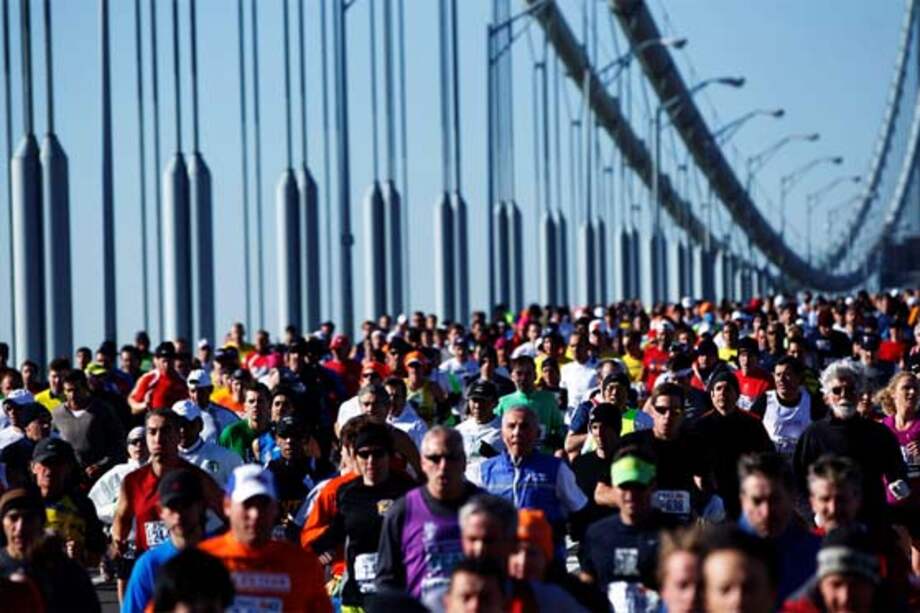 Cientos de corredores atraviesan en puente Verrazano-Narrows.
