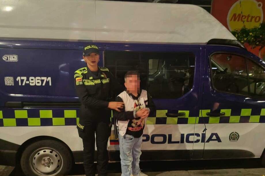 Patrulla púrpura captura en Transmilenio a presunto acosador de mujeres.