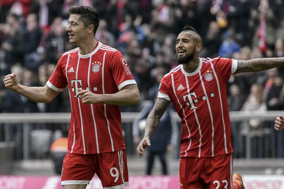 Lewandowski (izq.) también llegó a los 100 tantos en la liga alemana. / AFP