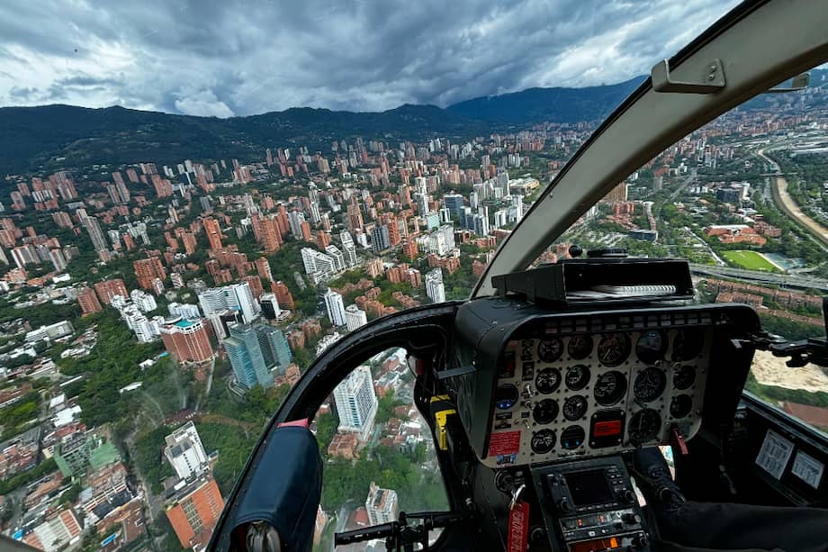 Recorrer Medellín en helicóptero permite descubrir la ciudad desde otra perspectiva.