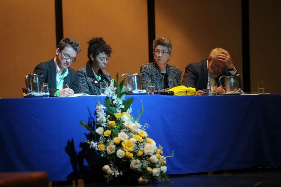 Los integrantes del simulacro de comisión, de izquierda a derecha: Alejandro Valencia Villa, Alejandra Gaviria, Claudia Mejía y Eric Sottas.