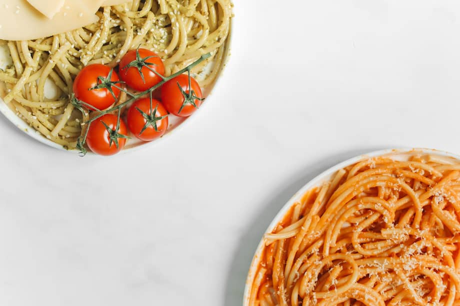Sirve estas recetas con pasta acompañadas de tomate Cherry y queso parmesano.