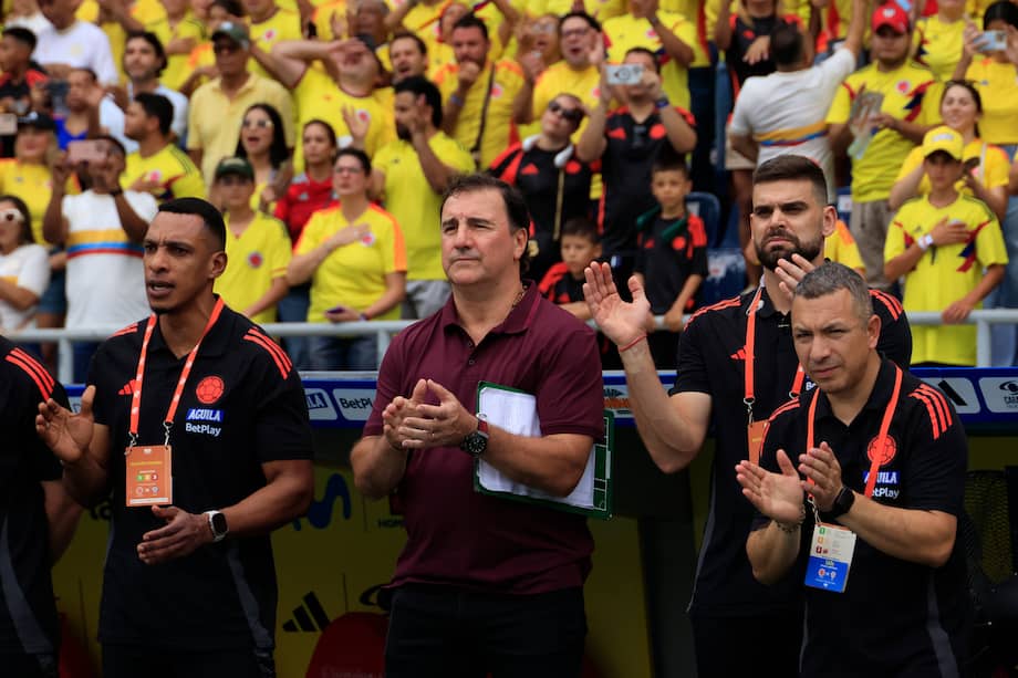 Néstor Lorenzo (centro) junto a los integrantes de su cuerpo técnico en el partido entre Colombia y Chile.