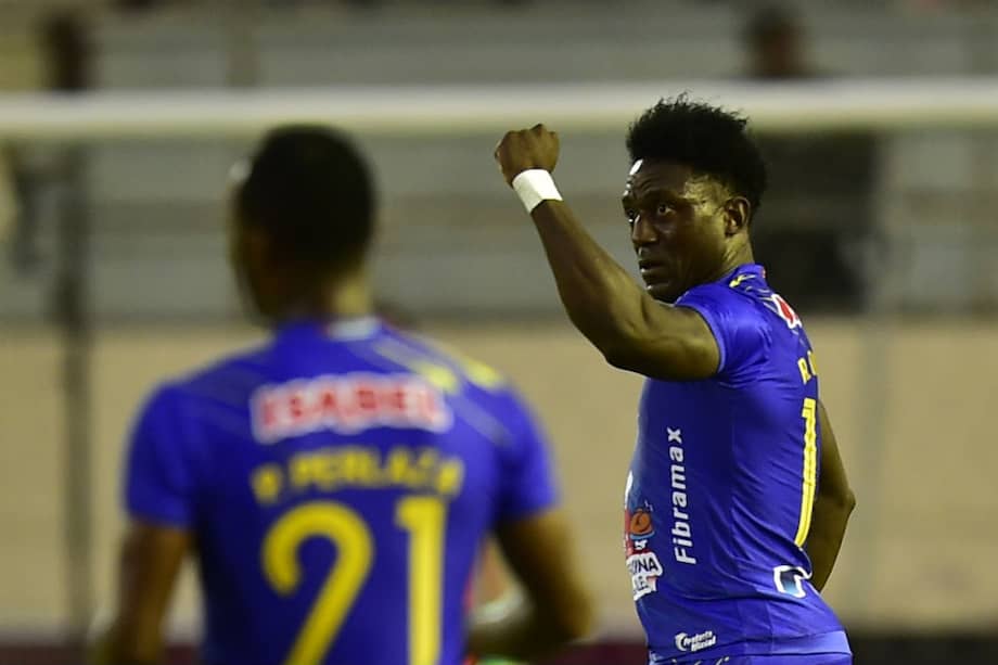 Roberto Ordóñez marcó dos goles en el triunfo de Delfín. / AFP