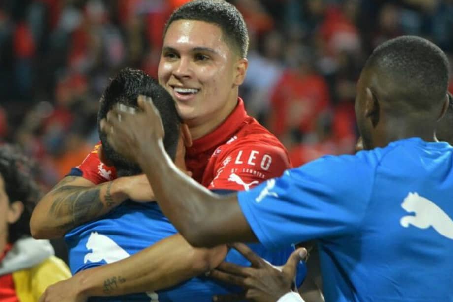 Juan Fernando Quintero, de penal, le dio el triunfo al Medellín sobre Once Caldas. / @DIM_Oficial