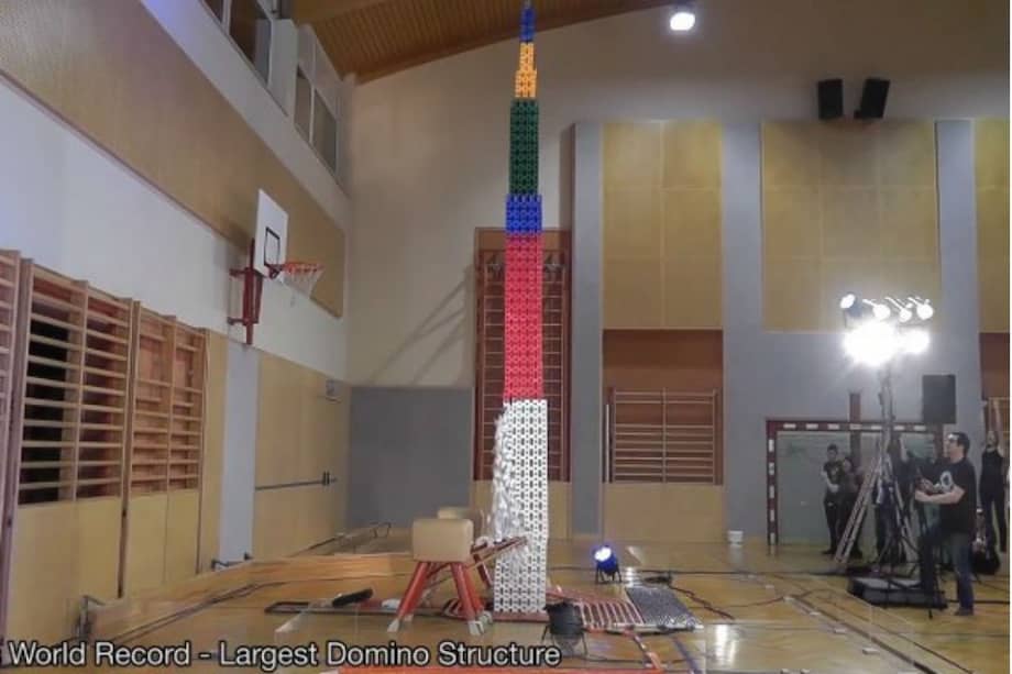 Derrumban la torre de fichas de dominó más alta del mundo