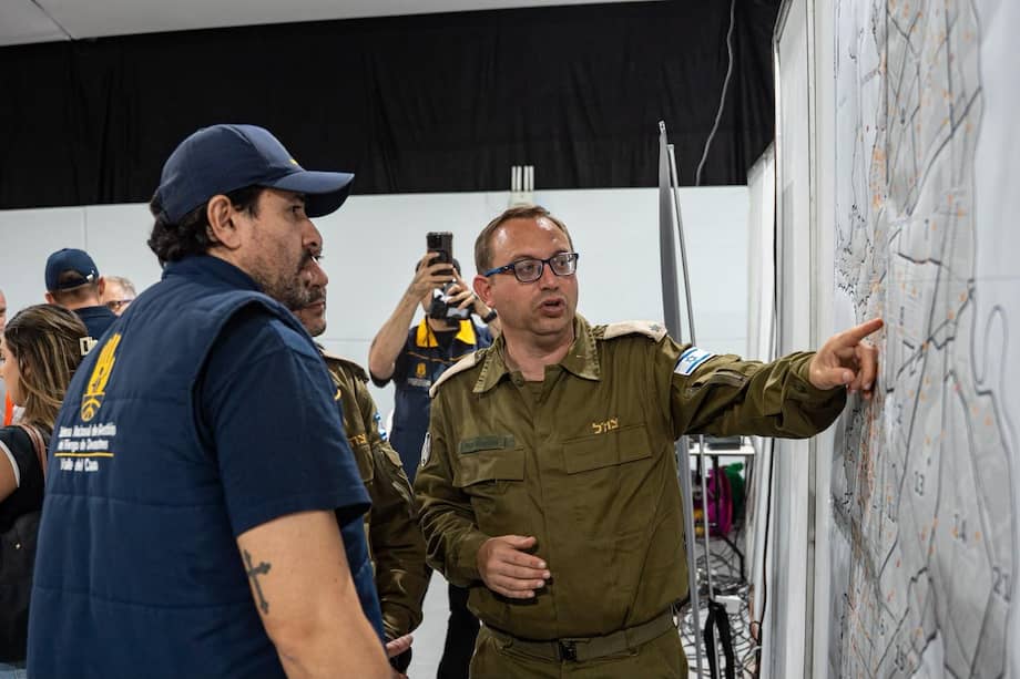 Roni Kaplan, vocero de las Fuerzas de Defensa de Israel, durante las labores de ayuda en Cali.