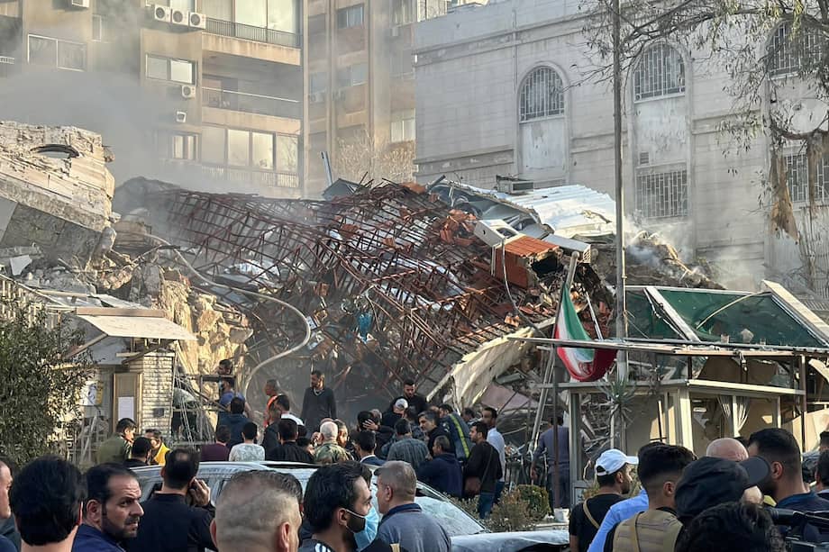 El personal de emergencia y de seguridad se reúne en el lugar de los ataques que golpearon un edificio junto a la embajada iraní en Damasco, la capital de Siria, el 1 de abril de 2024.