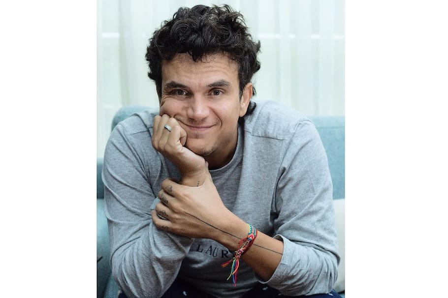 En redes sociales se hizo viral un video de un adelanto de la producción que protagonizará el cantante junto a la actriz Laura de León. ¿Qué tal lo hace?