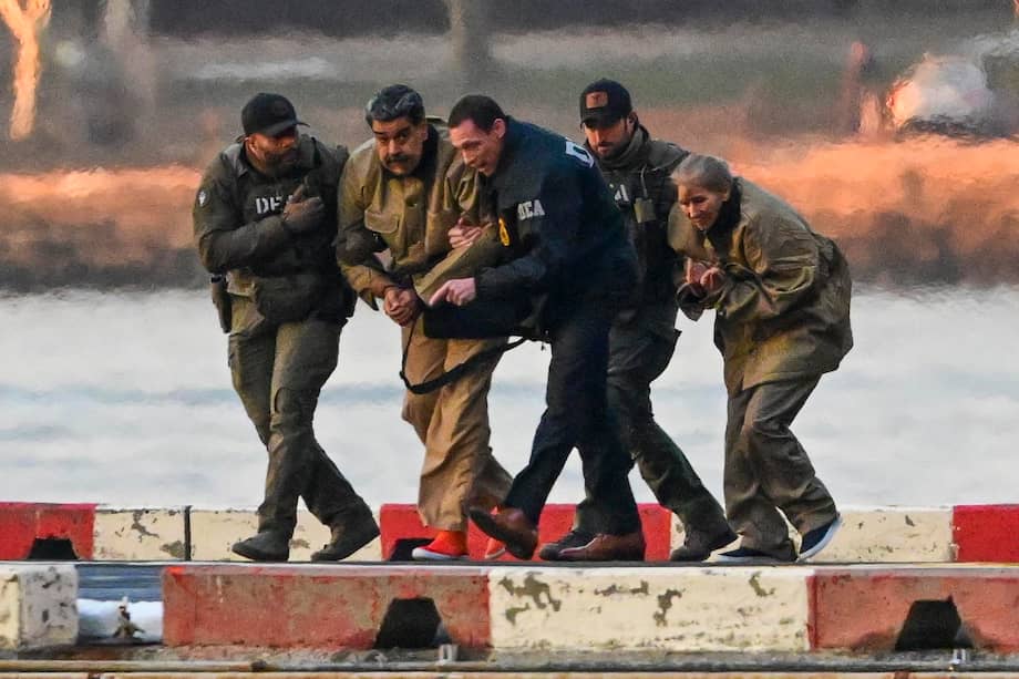 El presidente de Venezuela, Nicolás Maduro (2-i) y su esposa, Cilia Flores (d), llegan al helipuerto de Wall Street este lunes, para ser traslados al tribunal federal en Nueva York (EE.UU.).