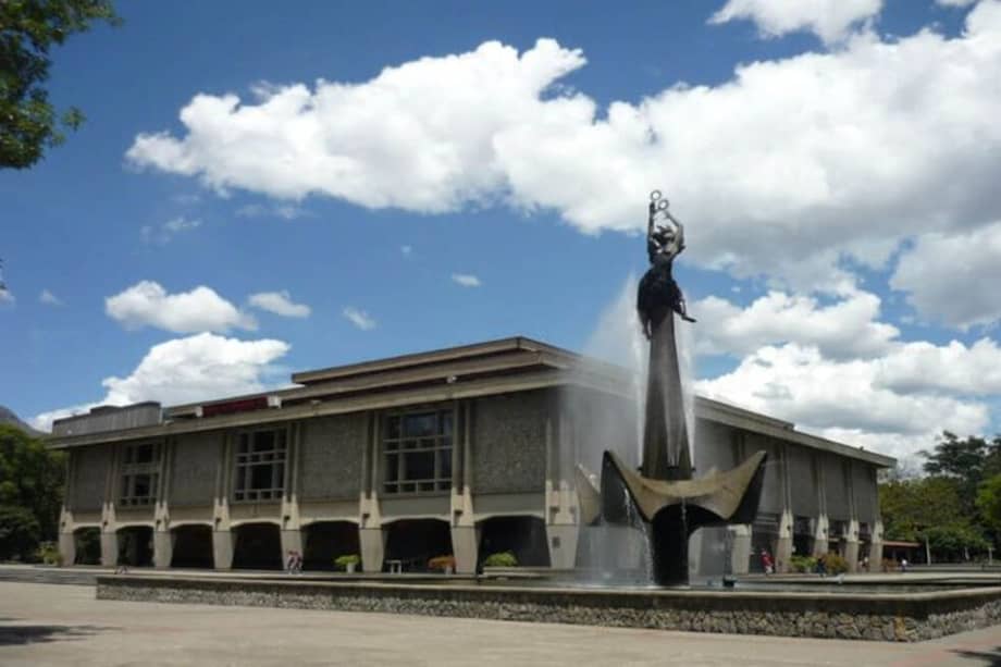 La UdeA hace parte del Grupo G8, compuesto también por las universidades CES, EAFIT, EIA, Medellín, Nacional, UPB y la Corporación Universitaria Lasallista.